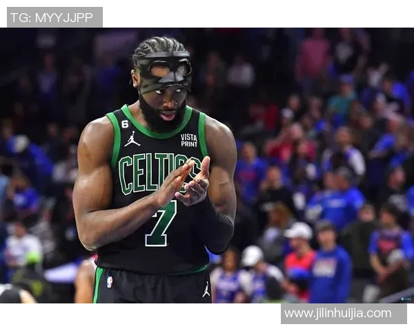 杰伦布朗如何在NBA赛场上展现领导力与全能才华