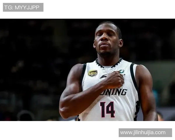 鹿斯巴达与阿贾青年激战正酣谁能在这场对决中笑到最后