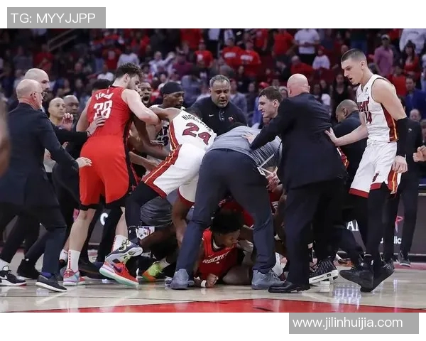 火箭与快船季后赛第四场激战回顾球迷热情高涨的精彩瞬间