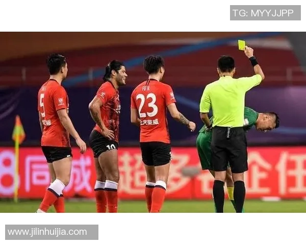 卡塔尔与中国在12强赛中的激烈对决引发球迷热议与期待